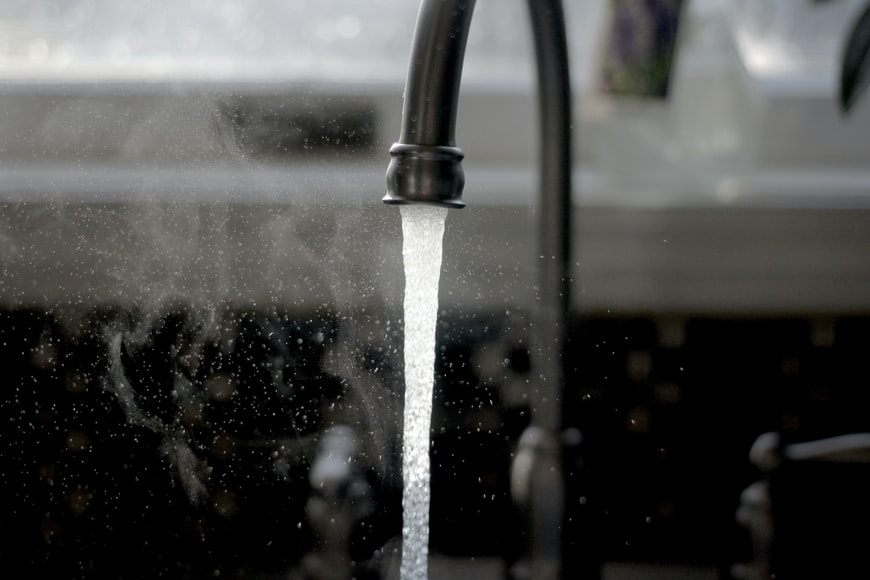 rubinetto con acqua.jpg